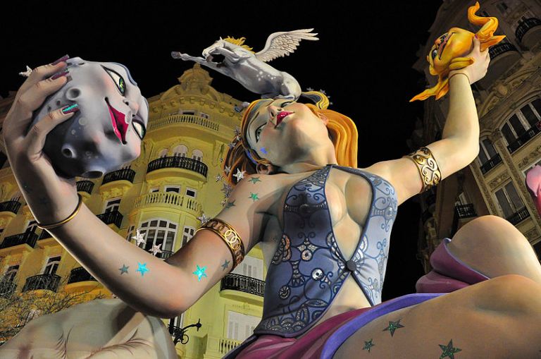By keith ellwood (Flickr: Las Fallas Valencia juggling) [CC BY 2.0 (http://creativecommons.org/licenses/by/2.0)], via Wikimedia Commons